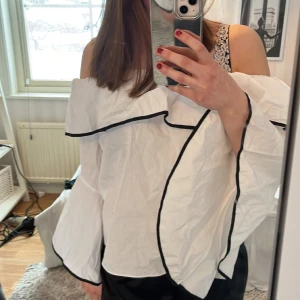 Vit blus från zara  - Super fin blus från en gammal zara kollektion🤍🖤