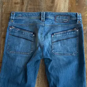 Säljer dessa snygga jeans ifrån diesel då de är lite för långa! 