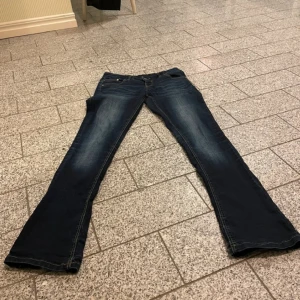 Lågmidjade jeans - Lågmidjade jeans, pris kan diskuteras vid snabb affär!