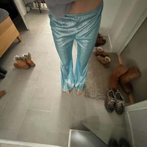 Ljusblå glitterbyxor - Jättefina ljusblåa glittrliga byxor som är perfekta till fester eller till sommaren😍😍 de är också ganska tunna och stretchiga vilket är väldigt najs!!! 