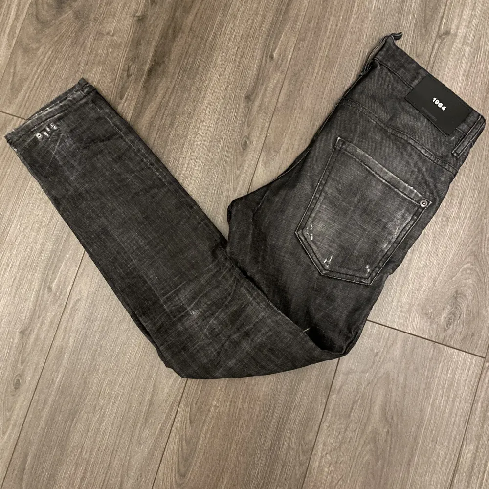 Säljer dessa dsquared2 jeans i storleken 42. jeansen sitter slim. Hör av er vid frågor samt funderingar ☺️. Jeans & Byxor.