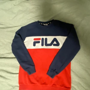 Fila crewneck shirt - Säljer en fet fila tröja i väldigt bra skick, den är i storlek 158-164cm 13-14 år. Säljer den för endast 99kr! Kontakt vid minsta intresse