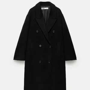 Dubbelknäppt kappa  - Dubbelknäppt kappa från zaras premium kollektion. Den är i ull och helt oanvänd. Ligger fortfarande i kartongen, endast för att jag inte hann skicka tillbaka. Köpt för 2500 säljer för 2000. Kan tänka mig billigare vid snabb affär