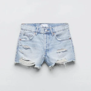 Jeansshorts  - Säljer mina jeansshorts ifrån zara, har använd dom typ 2 gånger så dom är som nya! 