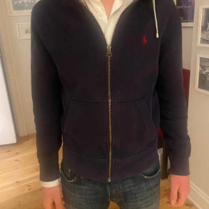 Polo Ralph lauren zip  - Väldigt lite använd och är fortfarande i bra och god skick.  Skriv om intresserad!  