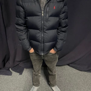 Ralph Lauren  Puffer Jacket - Säljer nu min jacka som är i färgen Navy Blue, storlek M. Hör gärna av er vid frågor eller funderingar!