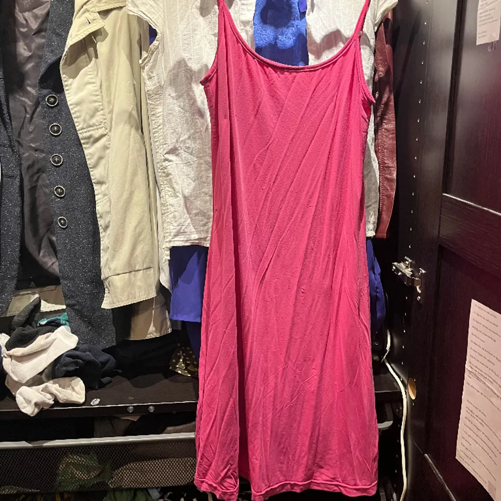 Fin rosa klänning, nopprig men borde gå bort i tvätt . Klänningar.