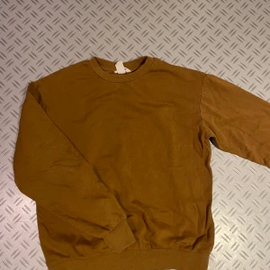 Sweatshirt. - Fin sweatshirt i bra skick och kvalitet! Hör av er om ni har funderingar!