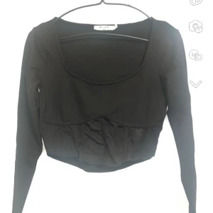 Tröja - En festligare tröja från NA-KD. inte använd. Spets nedre delen av toppen. Fler bilder finns  