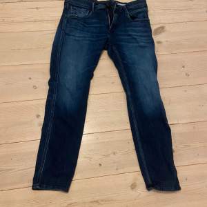 Säljer dessa riktigt snygga replay anbass jeans i storleken 31, 30. Jeansen är i nyskick     (9/10)