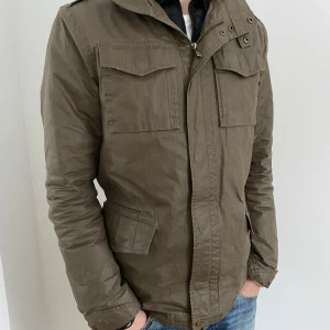 Field jacka  - Säljer en Field Jacka från Peak Performance 😻Skön passform , Storlek M, bäst för dig som är runt 180+ 🦒Peeeerfekt jacka till vår och höst⚡️