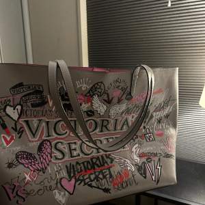 En stor Victoria’s secret väska med tillbehörande mini väska som är rosa på insidan, väskan är aldrig andvänd så därför super bra skick 🥰 skriv om mer bilder 🙏🏻