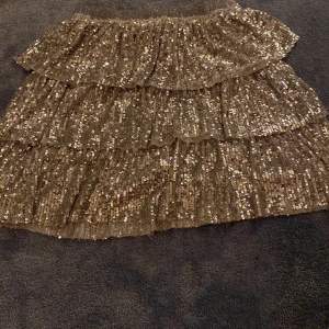 Jag säljer denna glittriga jättefina zara kjol perfekt till nyår eller en fest. Köpte den förra året och den är använd ett fåtal gånger. Säljer denna för att jag inte kommer använda den längre❤️