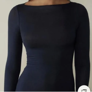 Intimissimi tröja - Säljer denna super fina Intimissimi tröja i mörkblå. Säljer pga att den inte kommer till användning, säljer för 350! Storlek M men passar mig som har S i vanliga fall.💕