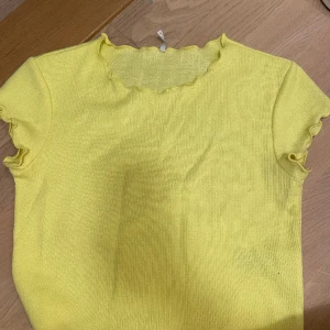 Smått ribbad tröja - Perfekt inför vår o sommar, från only 