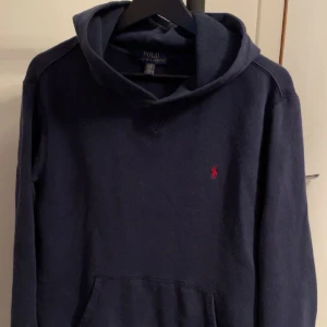  Ralph lauren hoddie - En hoddie från Ralph Lauren i storleken 18-20/ XL Barnstorlek men passar S/M vanlig storlek.