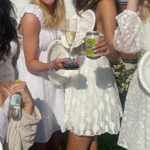 Studentklänning  - Säljer en av mina studentklänningar. Denna är köpt utomlands för 900kr🤍 super fin o använd 1 gång🌴det går FORTFARANDE att köpa budgivningen är glömd🩵