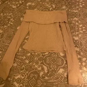 En off shoulder tröja från Gina tricot , som bara finns att köpa i butik, bra skick
