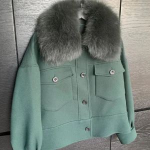 Meotine jacka  - Säljer nu min gröna meotine jacka som är mycket sparsamt använd! Den är inköpt för ca 1 år sedan men bara använd ett fåtal gånger