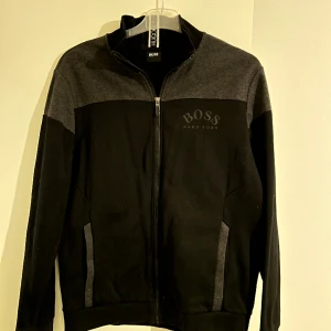 Hugo boss koftor - Hugo boss zip Storlek M  Använd 1 gång pga för stor i storlek Svart och grå  Nyskick  Pris kan diskuteras vid snabb affär