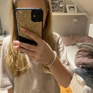 Stickad kortärmad tröja - Så fin stickad kortärmad tröja från &other stories. Använd men i fint skick och har inga tecken på användning säljer eftersom den inte kommer till användning.💕