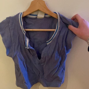 Urban outfitters topp - gullig topp från urban outfitters som inte har kommit till användning. stretchig så den passar typ s-m/l