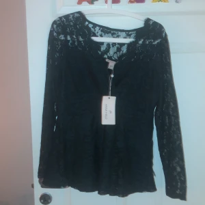 Spets topp - Helt ny spets tröja, lapparna sitter kvar då den var för liten för mig. Super fin