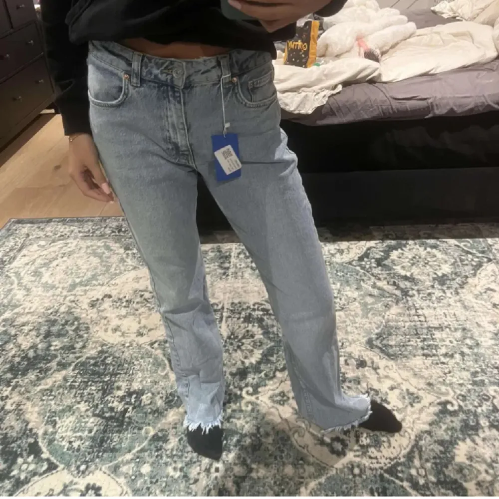 Säljer dessa långa blåa jeans från Gina i stl 38🎠perfekta för våren . Jeans & Byxor.