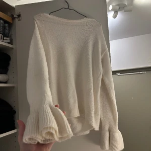 Stickad tröja - Vit stickad tröja från NAKD. Jätte fin rygg då den är öppen i ryggen, syns lite på bild nr 2!