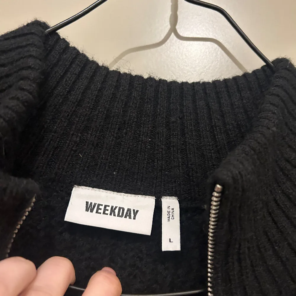 Svart stickad zip tröja från weekday. Ganska liten i storleken då den är i storlek L och jag är vanligtvis s/m!. Tröjor & Koftor.