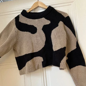 Mönstrad tröja - Jättefin tröja, endast använd ett par gånger🖤