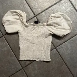 Söt vit topp med puffärmar🤍 Från Gina tricot och knappt använd! Bra skick🤍