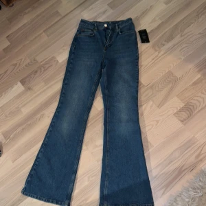 NA-KD jeans Bootcut - Högmidjade  Storlek 34 Nypris 599 Säljer för 350kr!