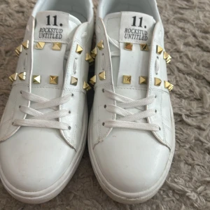 Valentino rockstud skor  - Säljer nu mina valentino rockstud skor med guld nitar då de ej kommer till användning. De är i strl 38 och är i fint skick. Har dock ej dustbag eller lådan kvar. Osäker på om de är äkta, därav priset.