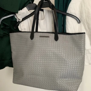 Väska - Säljer denna dö snygga Dat Birger et Mikkelsen väskan! Köpt för 600kr. Köpte för att ha som skolväska men den är lite för stor så passar jätte bra som weekendbag. Väldigt lik goyard väskorna ❤️super fin och inga defekter. Tror den är vattentät.