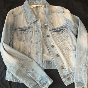 jeansjacka - superfin jeansjacka i snygg tvätt. Används tyvärr inte❤️