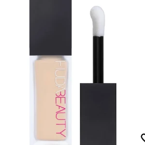 Huda Beauty concealer  - Säljer denna huda beauty concealer i färgen marshmallow. Den är 9ml stor. Var testad 2 ggr och inte mer. Saniterad och ren. 