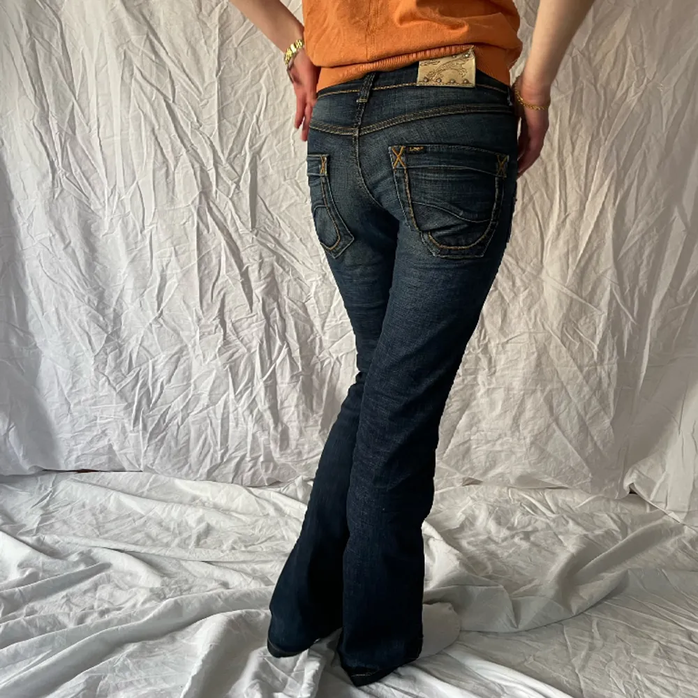 Lågmidjade vintagejeans från Lee 💙 Mindre slitningar förekommer på innerbenet och etiketten på baksidan. Innerbenslängd 81 cm Midjemått 33 cm. Jeans & Byxor.