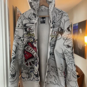 Snygg hoodie - Supersnygg hoodie som liknar Ed Hardy. Stor och tjock, välanvänd så den är lite nopprig. Skitball! 