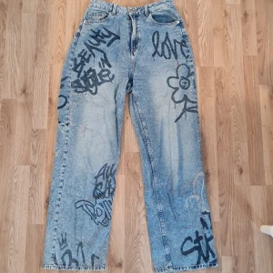 Jeans - Ljusblå jeans från H&M. Högmidjade, baggy och raka i modellen. Storlek 38.  Har en liten slitning på höger bakficka (se bild tre).