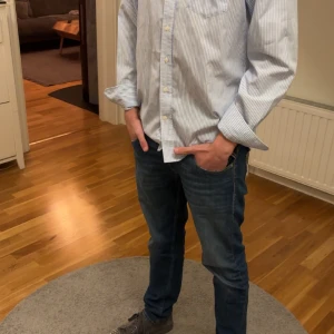 Gant skjorta - Inga skavanker som ny🍾  Storlek L  Modellen på bilden är 1,84 och väger 68kg👔  350 kr