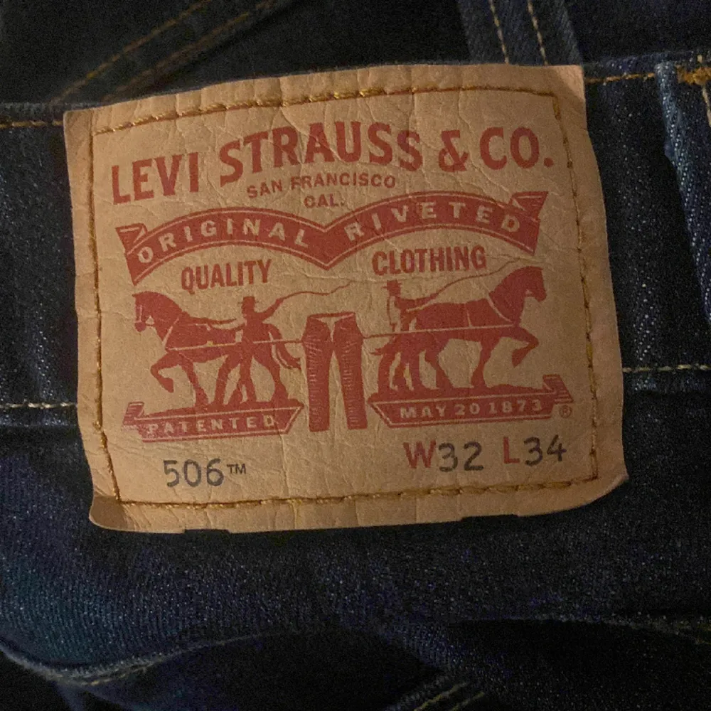 Säljer ett par Levis 506 i mycket bra skick 8/10 Storleken är 32x34❤️‍🔥 Passformen är lite mer åt straight/loose hållet  Skriv om d undras nå🤝 . Jeans & Byxor.