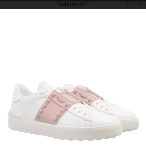 Söker valentino - Hej söker ett par rosa valentino, storlek 40-41. De ska va äkta o man ska även kunna bevisa de me kvitto mm. Kan betala 2000-2500 beroende på skick❤️möts gärna upp i sthlm