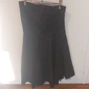 Svart armlös klänning. - Väldigt fin klänning med tyll detaljer. Storlek 38. Endast provat en gång.