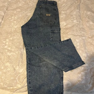 Wrangler Workpants 36x32 - Wrangler workpant byxor i stolek 36x32 avklippta men inte så mycket 