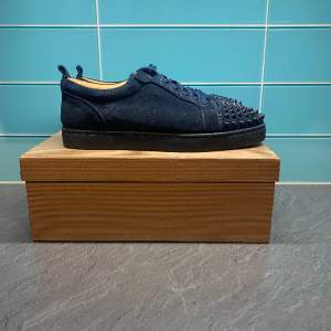 Säljer Louboutin skor i mörkblå färg. Mycket fint skick, anvönda ett fåtal gånger. 1:1 kopia som ser identiska ut med og. Skolåda, påse och även extra taggar ingår. DM:a vid frågor eller andra funderingar!😁 Obs inga byten!
