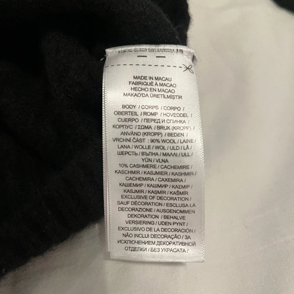 Säljer denna fina Ralph Lauren tröja med 10% Kashmir i. Storlek L men sitter som M. Använd men mycket fint skick, köp för endast 699kr!. Tröjor & Koftor.