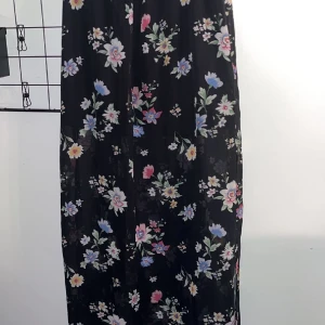 Maxikjol - Lång kjol med blommor på! 💗