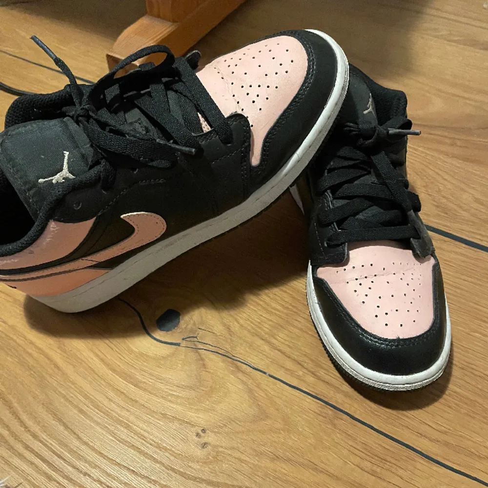 Säljer mina rosa/svarta Jordan 1 lows då de inte kommer till andvändning. Använda Max 7 gånger och i super fint sick. Inköpta för 1800kr (äkta). Skor.