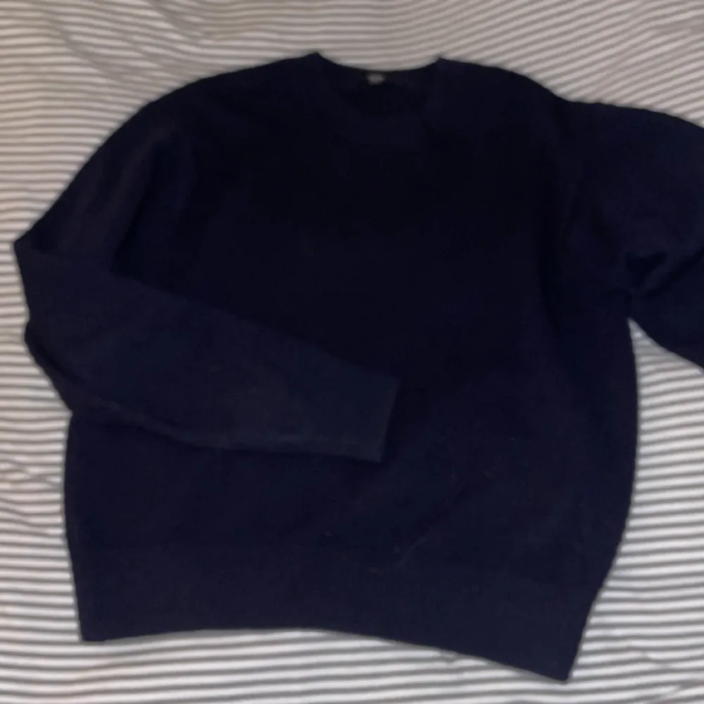 En ull tröja från uniqlo❤️ Använd en gång så i väldigt bra skick! Nypris 399 kr💕. Tröjor & Koftor.